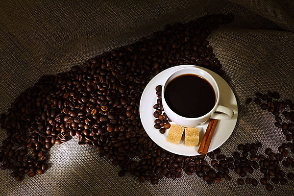 포토 JPG 해외이미지 접시 커피 음료 음식 탁자 따뜻함 사람없음 컵 갈색 검은색 거품 카페 머그컵 흰색 뜨거움 낟알 컵받침 카푸치노 에스프레소 모카 카페인 해외202004 해외포토 식기 컬러 가구 상점 받침대 파일형식