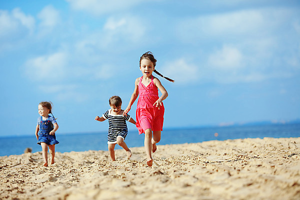 포토 JPG 해외이미지 행복 어린이 모래 바다 장난 놀이 하늘 휴가 휴식 건강 사람 야외 세명 친구 달리기 우정 육아 자유 게임 작음 역동적 걸음마 해외202004 해외포토 감정 컨셉 관계 모션 크기 파일형식