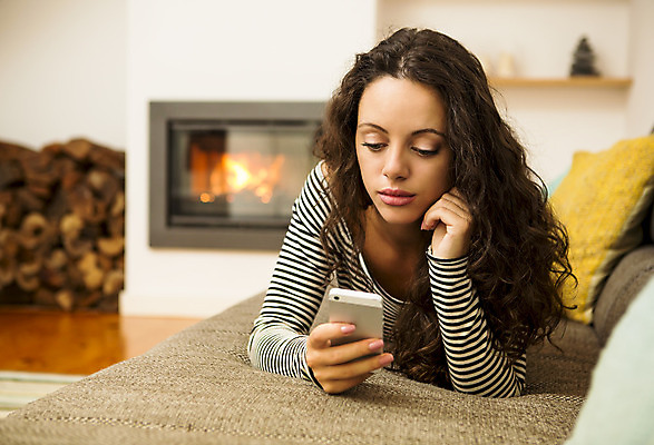 포토 JPG 해외이미지 행복 겨울 텍스트 모바일 주택 실내 따뜻함 한명 사람 스마트폰 핸드폰 방 벽난로 문자메시지 해외202004 해외포토 1 계절 감정 내부 건물 전자제품 스마트기기 메시지 파일형식