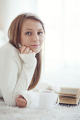 포토 JPG 해외이미지 라이프스타일 옷 겨울 휴식 주택 실내 따뜻함 한명 사람 10대 책 컵 독서 카펫 침실 방 마시기 흰색 차 담요 스웨터 니트 부드러움 해외202004 해외포토 1 식기 계절 음료 컬러 컨셉 상의 모션 청소년 내부 건물 생활 감각 파일형식