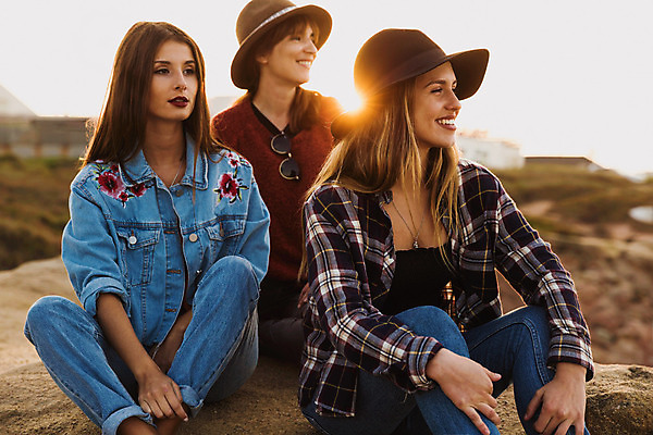 포토 JPG 해외이미지 백인 모자 옷 여자 행복 여행 자연 휴가 미소 풍경 소녀 야외 세명 여름 친구 일몰 우정 소셜네트워크 해외202004 해외포토 서양인 잡화 계절 감정 어린이 관계 표정 사람 노을 생태계 파일형식