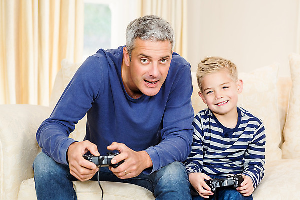 포토 JPG 해외이미지 백인 라이프스타일 남자 행복 아들 어린이 거실 가정 가족 베개 놀이 탁자 함께함 실내 앉기 소년 성인 두명 책 캐주얼 30대 소파 게임 아빠 순수 천진난만 해외202004 집콕 해외포토 서양인 옷 감정 가구 컨셉 의자 관계 침구 모션 사람 내부 생활 장년 신조어 파일형식 앳홈라이프