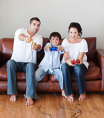 포토 JPG 해외이미지 백인 여자 남자 행복 어린이 가족 포옹 놀이 엄마 함께함 실내 사랑 앉기 소년 성인 세명 30대 소파 게임 아빠 해외202004 집콕 해외포토 서양인 감정 컨셉 의자 관계 안기 모션 사람 내부 장년 신조어 파일형식 앳홈라이프