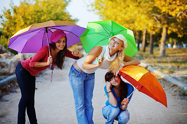 포토 JPG 해외이미지 나무 옷 계절 공원 여자 행복 감정 컨셉 잎 우산 자연 날씨 미소 웃음 사람 소녀 야외 세명 친구 컬러풀 기쁨 가을 표현 양산 표현성 해외202004 해외포토 식물 공공시설 어린이 컬러 관계 표정 생태계 파일형식