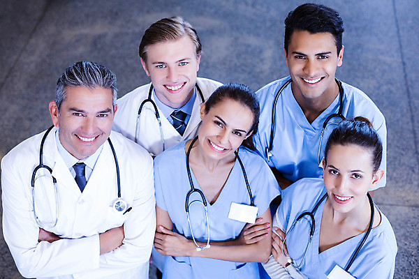 포토 JPG 해외이미지 백인 직업 여자 남자 중년 50대 청진기 직장 실내 건강 병원 서기 여러명 20대 팔짱 간호사 의사 실험복 동료 외과 인턴 의료성형뷰티 성인만 해외202004 해외포토 서양인 다수 회사 비즈니스 의학 관계 의료기기 모션 사람 청년 성인 내부 의료진 가운 파일형식