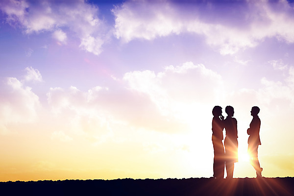 포토 JPG 해외이미지 전신 백인 여자 남자 실루엣 40대 중년 50대 비즈니스 통신 하늘 말하기 대화 서기 사람 정장 20대 옆모습 세명 빛 햇빛 태양 황혼 일몰 새벽 직장인 비즈니스맨 비즈니스우먼 저녁 토론 동료 직원 소통 카피스페이스 해외202004 해외포토 자연요소 서양인 직업 옷 뷰포인트 컨셉 관계 모션 촬영기법 청년 성인 노을 공백 야간 파일형식