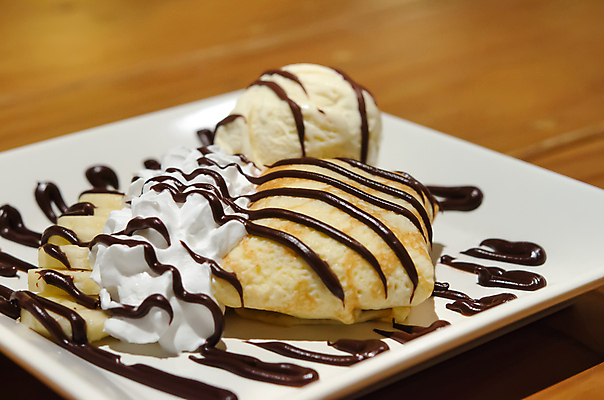 포토 JPG 해외이미지 접시 음식 과일 아이스크림 디저트 바나나 요리 사람없음 초콜릿 흰색 달콤 토핑 팬케이크 바닐라 크레이프 해외202004 해외포토 식기 컬러 케이크 맛 파일형식