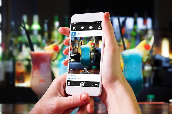 포토 JPG 해외이미지 손 분홍색 과일 종류 들기 신체부위 스마트폰 카메라 스크린 터치 추위 알코올 신선 잡기 칵테일 체리 선택 달콤 어플리케이션 파인애플 클럽 상쾌 맛있는 해외202004 해외포토 감정 컬러 컨셉 모션 주류 사람 전자제품 핸드폰 스마트기기 맛 열대과일 파일형식