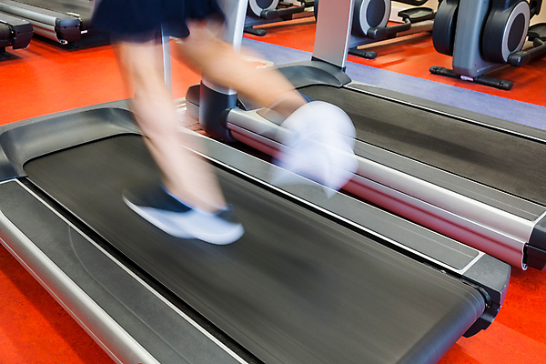 포토 JPG 해외이미지 서양인 외국인 백인 라이프스타일 남자 스포츠 발 건강 한명 20대 성인 운동복 달리기 조깅 운동 헬스장 체육관 런닝머신 성인남자한명만 해외202004 해외포토 1 옷 모션 사람 인종 청년 생활 신체부위 운동기구 헬스 남자한명만 성인남자만 파일형식