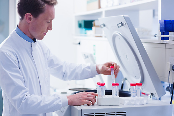 포토 JPG 해외이미지 백인 남자 과학 실내 병원 실험 한명 20대 치료 약 장비 실험복 실험실 생명공학 과학자 시험관 생물학 수납 조제 약사 화학자 의료성형뷰티 내려보기 해외202004 해외포토 서양인 직업 1 교육 의학 모션 실험기구 사람 청년 내부 가운 만들기 학자 파일형식