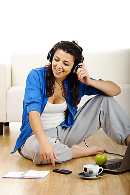 포토 JPG 해외이미지 백인 학생 여자 백그라운드 세포 한명 사람 20대 성인 노트북 스마트폰 스터디 컴퓨터 소파 오브젝트 성인여자한명만 해외202004 해외포토 서양인 1 의자 청년 전자제품 핸드폰 스마트기기 학습 여자한명만 성인여자만 파일형식