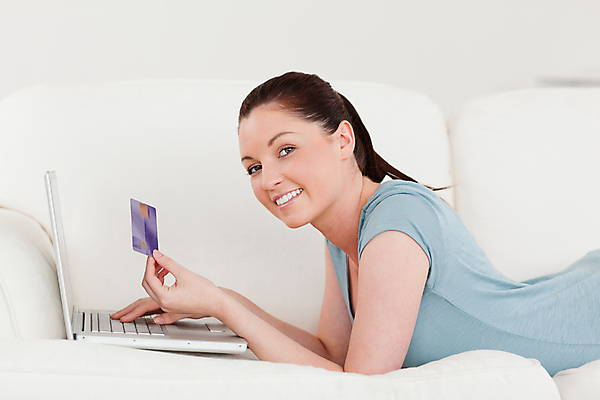 포토 JPG 해외이미지 백인 라이프스타일 응시 여자 행복 유럽 얼굴 포즈 인터넷 베개 갈색머리 실내 한명 사람 성인 노트북 빛 소파 방 흰색 커튼 신용카드 구매 만족 온라인 리빙 안락 해외202004 해외포토 서양인 1 헤어스타일 시선 감정 나라 컬러 컨셉 의자 침구 내부 생활 신체부위 금융 전자제품 쇼핑 파일형식