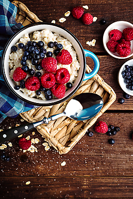 포토 JPG 해외이미지 접시 사람없음 숟가락 우유 사발 달콤 블루베리 산딸기 요거트 뮤즐리 오트밀 귀리 그래놀라 맛있는 해외202004 해외포토 식기 음식 과일 유제품 곡류 수저 사기그릇 맛 파일형식