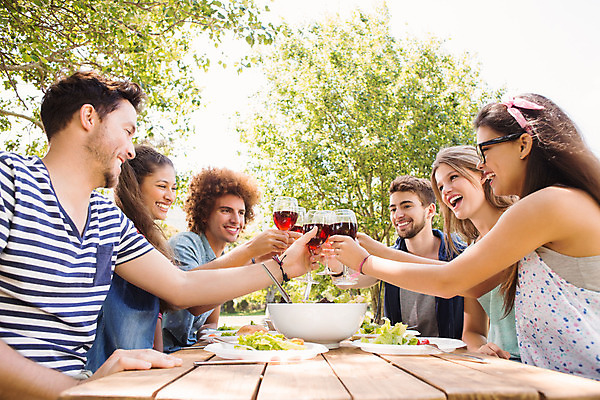포토 JPG 해외이미지 나무 백인 공원 여자 남자 행복 자연 함께함 잔디 여러명 20대 성인 야외 초록색 30대 햇빛 맑음 식사 봄 우정 동료 축배 정확 해외202004 해외포토 서양인 식물 계절 공공시설 감정 컬러 다수 컨셉 관계 날씨 사람 청년 장년 친구 태양 생태계 파일형식