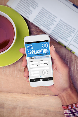 포토 JPG 해외이미지 라이프스타일 손 커피 음료 통신 탁자 기술 들기 신체부위 컵 스마트폰 스크린 터치 머그컵 잡기 신문 어플리케이션 연결 전화기 책상 인터페이스 해외202004 해외포토 식기 가구 모션 사람 생활 간행물 핸드폰 스마트기기 뉴스 파일형식