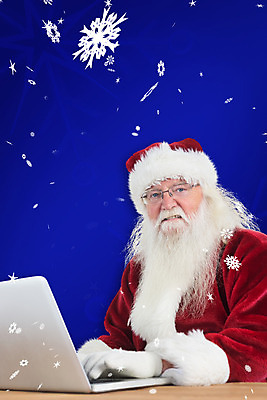 포토 JPG 해외이미지 백인 디자인 응시 옷 노년 남자 행복 백그라운드 크리스마스 겨울 날씨 수염 한명 사람 빨간색 파란색 노트북 쇼핑 산타클로스 축제 추위 흰색 축하 노인남자한명만 카피스페이스 해외202004 해외포토 서양인 1 시선 계절 기념일 감정 컬러 컨셉 성인 전자제품 공백 남자한명만 노인남자만 파일형식