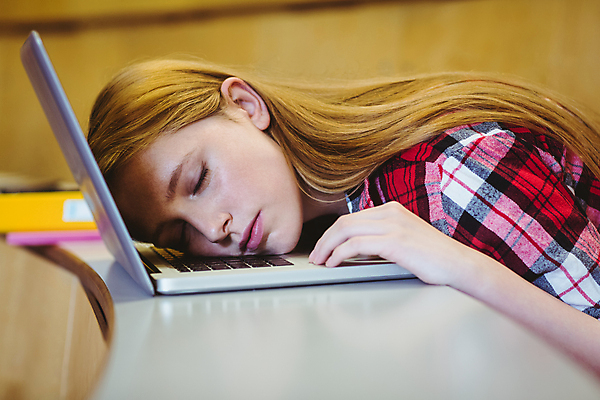 포토 JPG 해외이미지 백인 학생 여자 교육 대학생 교실 학교 휴식 실내 피곤 한명 성인 노트북 스터디 컴퓨터 대학교 성인여자한명만 해외202004 해외포토 서양인 1 컨셉 사람 내부 전자제품 학습 여자한명만 성인여자만 파일형식