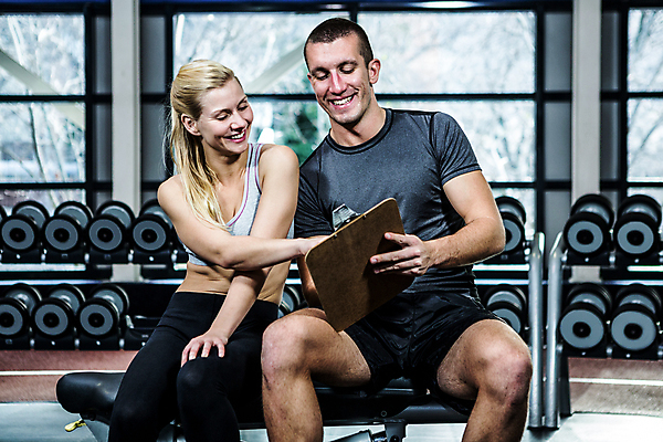 포토 JPG 해외이미지 백인 라이프스타일 여자 남자 행복 벤치 통신 근육 실내 건강 대화 설명 앉기 20대 성인 두명 운동복 운동 힘 공연 헬스장 듣기 기록 작업 체육관 근육질 보여주기 서류판 성인만 크로스핏 해외202004 해외포토 서양인 옷 감정 의자 모션 말하기 사람 이벤트 청년 내부 생활 사무용품 헬스 몸매 파일형식