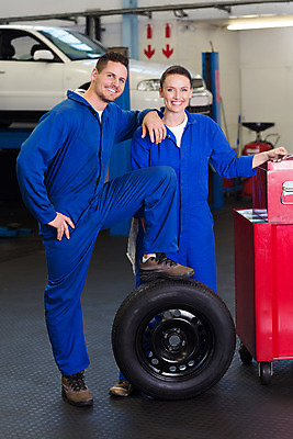 포토 JPG 해외이미지 백인 직업 여자 남자 행복 자동차 노동자 실내 작업복 20대 두명 기댐 작업 작업실 기술자 동료 직원 서비스 타이어 정비공 정비소 차고 성인남자만 해외202004 해외포토 서양인 옷 감정 육상교통 관계 모션 사람 청년 내부 남자만 성인만 파일형식
