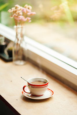포토 JPG 해외이미지 무료이미지 커피 창문 사람없음 수증기 커피잔 창가 오브젝트 해외202004 해외포토 음료 잔 파일형식 무료콘텐츠