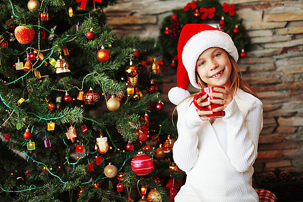 포토 JPG 해외이미지 나무 모자 라이프스타일 옷 계절 행복 얼굴 커피 어린이 크리스마스 겨울 휴가 주택 따뜻함 관리 한명 미소 사람 장식 컵 빨간색 컬러풀 산타클로스 활발 머그컵 추위 마시기 가을 흰색 축하 잡기 뜨거움 차 스웨터 니트 해외202004 해외포토 식물 1 식기 잡화 기념일 감정 음료 컬러 컨셉 상의 모션 표정 건물 생활 신체부위 파일형식