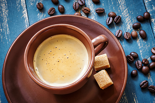 포토 JPG 해외이미지 커피 음료 음식 백그라운드 탁자 휴식 사람없음 컵 파란색 갈색 식당 검은색 거품 카페 원두 뜨거움 커피잔 에스프레소 모카 카페인 해외202004 해외포토 식기 컬러 가구 컨셉 잔 상점 파일형식