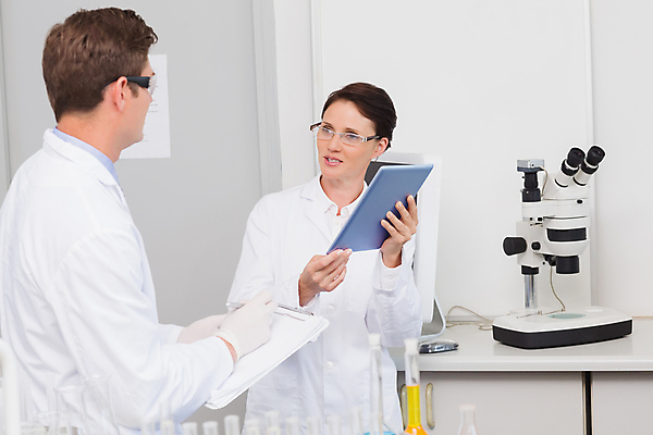 포토 JPG 해외이미지 백인 여자 남자 과학 실내 실험 말하기 대화 20대 성인 두명 30대 태블릿 약 장비 터치 잡기 실험복 실험실 생명공학 토론 과학자 동료 생물학 소통 서류판 터치스크린 화학자 의료성형뷰티 해외202004 해외포토 서양인 직업 교육 컨셉 의학 관계 모션 사람 청년 내부 장년 전자제품 스마트기기 사무용품 가운 학자 파일형식