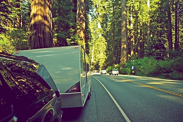 포토 JPG 해외이미지 여행 창문 자동차 휴가 휴식 사람없음 야외 미국 캠핑 운전 바퀴 숲 캠핑장 캘리포니아 트레일러 해외202004 해외포토 육상교통 컨셉 북아메리카 모션 레저 파일형식
