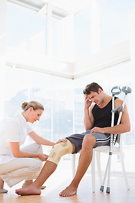 포토 JPG 해외이미지 백인 여자 남자 40대 중년 의학 실내 건강 병원 앉기 20대 두명 치료 검은색 환자 잡기 붕대 무릎 물리치료 물리치료사 진료실 포장소품 의료성형뷰티 해외202004 해외포토 서양인 컬러 포장 모션 사람 청년 성인 내부 신체부위 진료 오브젝트 치료사 포장재료 파일형식