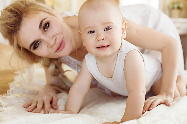 포토 JPG 해외이미지 백인 응시 남자 아들 엎드리기 가족 엄마 주택 실내 건강 사랑 사람 상반신 성인 두명 앞모습 육아 아기 돌봄 해외202004 아들바보 싱글맘 한부모가족 해외포토 서양인 시선 감정 뷰포인트 관계 모션 내부 건물 파일형식
