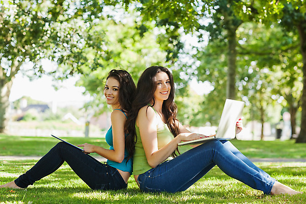 포토 JPG 해외이미지 백인 응시 공원 여자 행복 자연 함께함 앉기 잔디 20대 청년 야외 두명 초록색 노트북 컴퓨터 태블릿 햇빛 태양 공책 우정 터치 해외202004 해외포토 자연요소 서양인 식물 시선 공공시설 감정 컬러 컨셉 모션 문구용품 사람 성인 친구 전자제품 스마트기기 생태계 파일형식