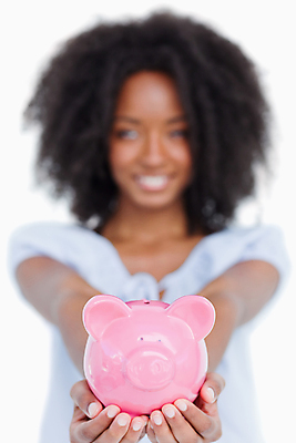 포토 JPG 해외이미지 손 응시 여자 돈 한명 미소 들기 상반신 20대 앞모습 아웃포커스 금융 저축 돼지저금통 잡기 성인여자한명만 해외202004 해외포토 1 시선 뷰포인트 모션 촬영기법 표정 사람 청년 신체부위 경제 저금통 재산 여자한명만 성인여자만 파일형식