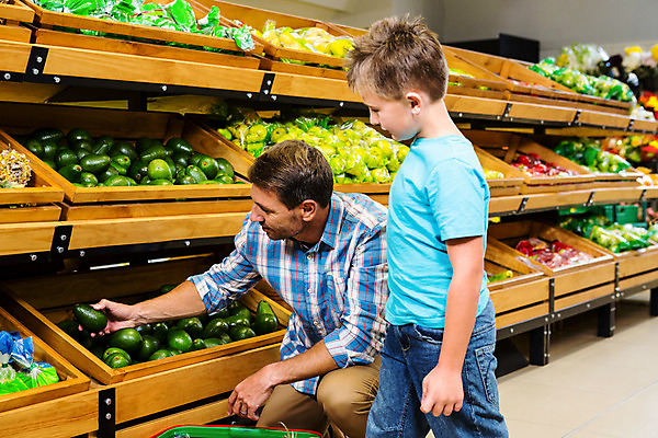 포토 JPG 해외이미지 백인 라이프스타일 응시 남자 행복 아들 어린이 채소 과일 가족 선반 실내 사람 소년 상반신 성인 두명 30대 쇼핑 상자 부모 바구니 잡기 시장 아빠 고객 보여주기 슈퍼마켓 남자만 해외202004 해외포토 서양인 시선 감정 가구 관계 모션 내부 생활 장년 상점 파일형식