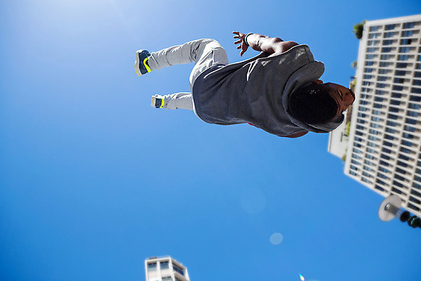 포토 JPG 해외이미지 주간 남자 스포츠 하늘 한명 20대 성인 야외 건물 달리기 운동 햇빛 맑음 점프 도시 체조 성인남자한명만 해외202004 해외포토 자연요소 1 건축물 모션 날씨 건강 사람 청년 태양 남자한명만 성인남자만 파일형식