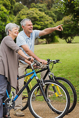 포토 JPG 해외이미지 나무 백인 라이프스타일 커플 공원 여자 노년 남자 행복 여유 손가락 건강 성인 두명 초록색 운동 자전거 회색 가리킴 바퀴 60대 오솔길 70대 보여주기 사이클링 해외202004 해외포토 서양인 식물 손 공공시설 감정 길 컬러 관계 모션 사람 손짓 생활 바이크 육상스포츠 파일형식