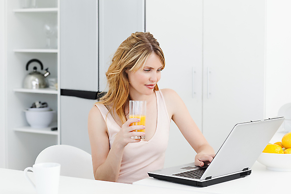 포토 JPG 해외이미지 백인 라이프스타일 여자 비즈니스 사업가 탁자 휴식 노동자 실내 한명 사람 컵 노트북 쇼핑 스터디 방 마시기 흰색 잡기 신용카드 휴대용 책상 온라인 몽환 해외202004 해외포토 서양인 직업 1 식기 컬러 가구 컨셉 모션 내부 생활 금융 전자제품 학습 오브젝트 파일형식