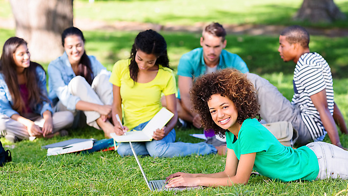 포토 JPG 해외이미지 백인 학생 응시 공원 여자 교육 남자 행복 대학생 함께함 앉기 여러명 20대 야외 책 친구 노트북 학습 컴퓨터 공책 우정 땅 해외202004 해외포토 서양인 시선 공공시설 감정 다수 컨셉 관계 모션 문구용품 사람 청년 전자제품 파일형식