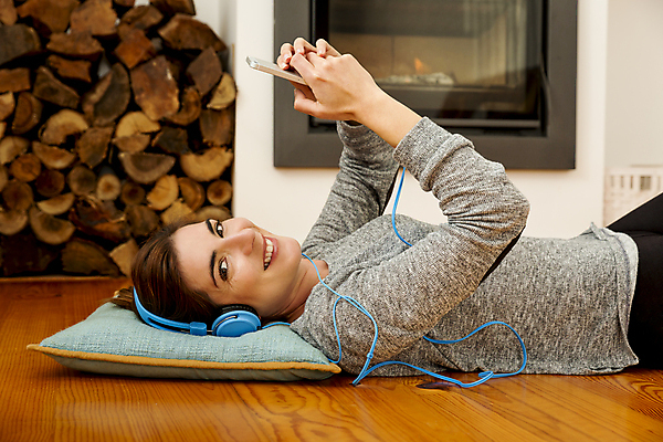 포토 JPG 해외이미지 백인 라이프스타일 행복 음악 겨울 불 휴식 바닥 주택 따뜻함 한명 장식 빛 스마트폰 헤드폰 방 듣기 뜨거움 장작 벽난로 해외202004 해외포토 자연요소 서양인 1 계절 감정 음향기기 컨셉 모션 문화예술 사람 건물 생활 핸드폰 스마트기기 파일형식