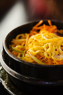 포토 JPG 해외이미지 무료이미지 한식 요리 근접촬영 사람없음 아웃포커스 식사 찌개 뚝배기 매움 육개장 해외202004 해외포토 음식 뷰포인트 촬영기법 맛 국 파일형식 무료콘텐츠 컨셉