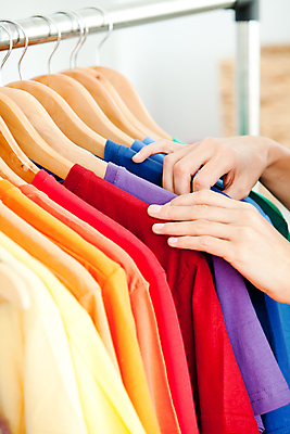 포토 JPG 해외이미지 무료이미지 라이프스타일 손 옷 신체부위 상점 잡기 선택 옷걸이 고객 스탠드행거 옷고르기 해외202004 해외포토 컨셉 모션 사람 생활 파일형식