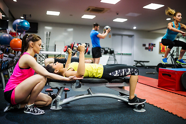 포토 JPG 해외이미지 백인 라이프스타일 여자 남자 스포츠 운동화 근육 실내 건강 여러명 20대 성인 운동 힘 아령 헬스장 잡기 체육관 성인만 해외202004 해외포토 서양인 다수 신발 모션 사람 청년 내부 생활 헬스 파일형식