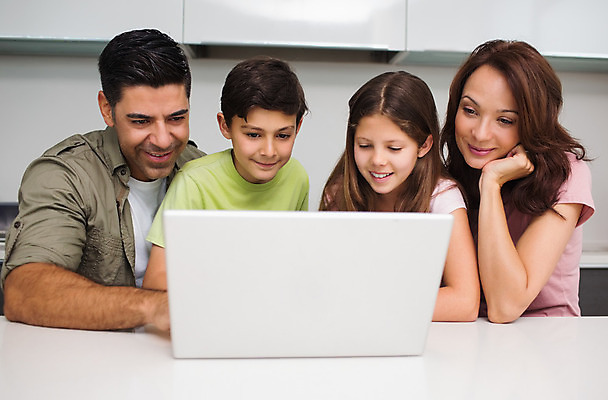 포토 JPG 해외이미지 백인 라이프스타일 응시 여자 남자 딸 행복 아들 어린이 가족 엄마 아파트 함께함 실내 소년 여러명 성인 30대 노트북 학습 부모 주방 아빠 언니 남동생 해외202004 해외포토 서양인 시선 교육 감정 다수 컨셉 관계 주택 사람 내부 생활 장년 전자제품 자매 동생 파일형식