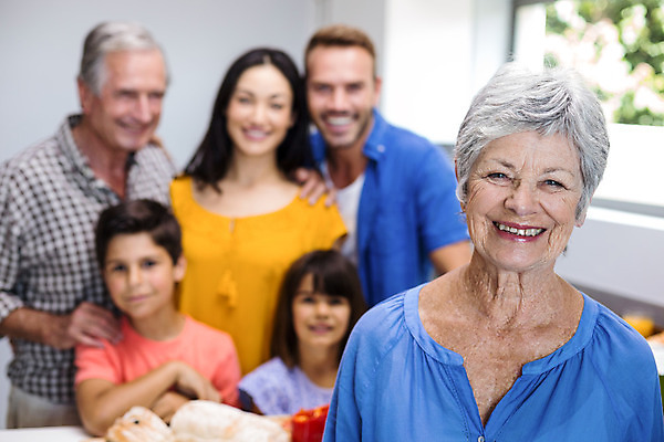 포토 JPG 해외이미지 백인 라이프스타일 응시 여자 할아버지 노년 남자 행복 할머니 어린이 가정 가족 엄마 손자 손녀 아파트 함께함 실내 사랑 서기 소년 여러명 성인 30대 주방 기쁨 아빠 70대 돌봄 해외202004 해외포토 서양인 시선 감정 다수 컨셉 관계 모션 주택 사람 내부 생활 장년 손주 파일형식