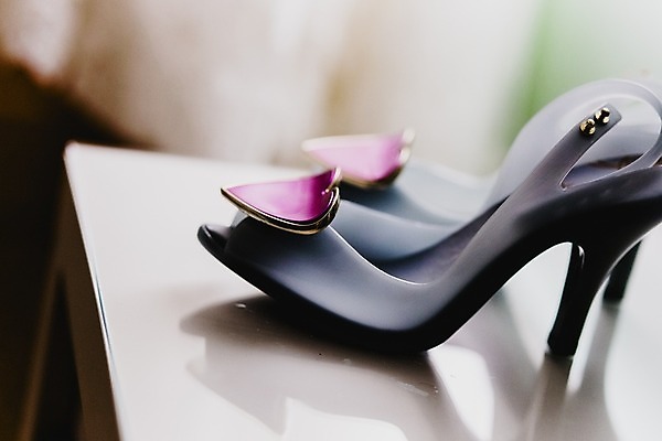 포토 JPG 해외이미지 무료이미지 구두 신발 실내 사람없음 아웃포커스 하이힐 오브젝트 해외202004 해외포토 촬영기법 내부 여성화 파일형식