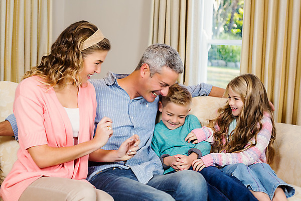 포토 JPG 해외이미지 백인 라이프스타일 여자 남자 딸 행복 아들 어린이 거실 가정 가족 베개 놀이 엄마 아파트 함께함 실내 미소 소년 여러명 20대 성인 30대 부모 소파 기쁨 아빠 즐거움 해외202004 해외포토 서양인 감정 다수 컨셉 의자 관계 침구 주택 표정 사람 청년 내부 생활 장년 파일형식