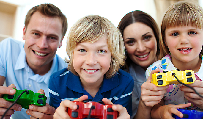 포토 JPG 해외이미지 백인 라이프스타일 여자 남자 행복 아들 어린이 가족 놀이 엄마 함께함 실내 사람 앉기 소년 여러명 소파 기쁨 게임 아빠 비디오게임 해외202004 집콕 해외포토 서양인 감정 다수 컨셉 의자 관계 모션 내부 생활 신조어 파일형식 앳홈라이프