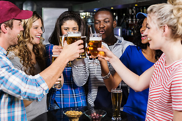 포토 JPG 해외이미지 백인 라이프스타일 여자 남자 행복 음료 유리 탁자 맥주 함께함 실내 서기 여러명 20대 식당 우정 마시기 축하 알코올 잡기 바 동료 클럽 축배 유흥 해외202004 해외포토 서양인 감정 가구 다수 컨셉 관계 모션 재질 주류 사람 청년 내부 생활 친구 상점 파일형식