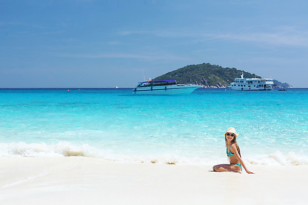 포토 JPG 해외이미지 행복 어린이 모래 바다 섬 여행 태국 자연 놀이 휴가 휴식 한명 사람 야외 파란색 맑음 파라다이스 해외202004 해외포토 1 감정 아시아 컬러 컨셉 날씨 생태계 파일형식