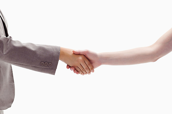 포토 JPG 해외이미지 백인 손 백그라운드 비즈니스 사업가 성공 협력 악수 함께함 따뜻함 사람 20대 두명 믿음 거래 성장 흰색 축하 인사 잡기 동료 약속 긍정 경영 동의 해외202004 해외포토 서양인 직업 감정 컬러 컨셉 관계 모션 손짓 청년 신체부위 예절 파일형식