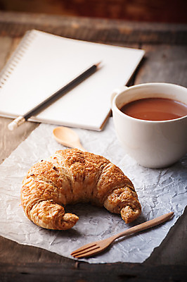 포토 JPG 해외이미지 음료 음식 빵 백그라운드 탁자 디저트 사람없음 컵 초콜릿 뜨거움 버터 코코아 페스츄리 맛있는 해외202004 해외포토 식기 가구 파일형식